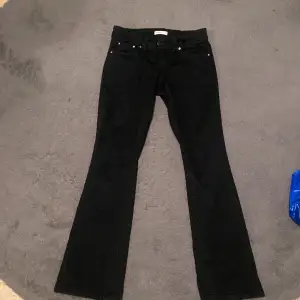 Hej! Säljer mina lågmidjade jeans från Gina Tricot i storlek 36. Plaggen har bara används 2 gånger🌺