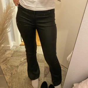 Skinnbyxor only - Populära skinnbyxorna ifrån ONLY, använda fåtal gånger. Stolek M/30 men är som en 36. Inga täcken på användning🤍kom privat för mer (lågmidjade) 