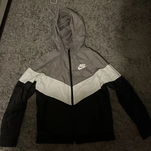 Nike - vindjacka - Nike vindjacka Bra skick Inga defekter eller skador Nypris 1100 Storlek xs/158 - 170