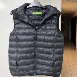 Jeff Green väst  - En helt ny Jeff Green väst köpt från Zalando för 1889 kr. Använd ca 2-3 gånger. Inga skador eller fläckar eller liknande så skicket är 9,5/10. Mitt pris är 899 kr men pris kan diskuteras vid snabb affär!