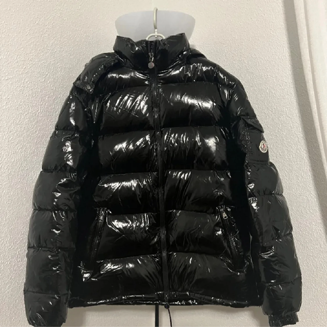 Svart glansig pufferjacka från Moncler