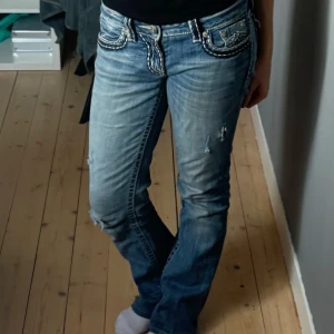 Miss me jeans!!💙 - Säljer mina favvojeans från Miss Me då de ej passar mig💕 Har några hål/slitningar runt knäna🫶🏼 Midjemått 40cm Innerbenslängd 75cm. Köpta för 900kr, mitt pris 600kr