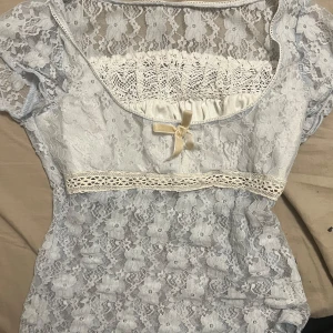 Cute topp - Den är aldelles för liten för mig Den är storlek s. Har haft på några gånger men ingen stor defekt Den åker också ofta i bröstet och är tight där också bara så att ni vet och ej är stretchig S: Bust: 72-76cm, Total Length: 47cm, Waist: 64-68cm, 