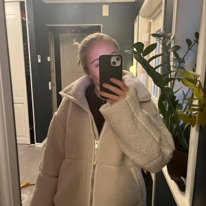 Teddy jacka hm - Super snygga teddy jackan från hm. Väldigt stor efterfrågan på denna just du för av priset. Helt nu med lapparna kvar🩷