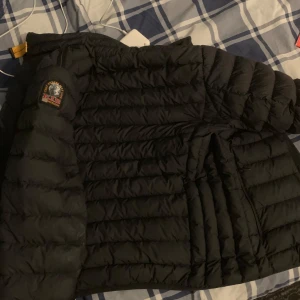 Parajumper  xs - Väldigt bra skick. Gick sönder men har lagat den och den ser helt ny ut