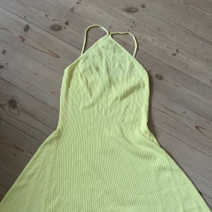 Gul klänning från zara💛 - Gul klänning från zara i strlk M, använd 1-2 ggr i fint skick, jätte fin sommarklänning säljer pga att jag rensar min garderob💛