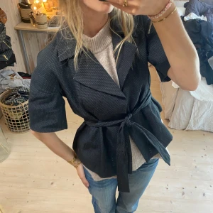 Kappa  - Super snygg trekvartsärmad kappa/kofta, den är lite prickig 💕💕kostar 2000 ny