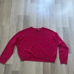 Stickad tröja  - Superfin stickad tröja som är såå fin!! Den är i storlek M🫶🏼inte trasig någonstans (tvättas innan försäljning)