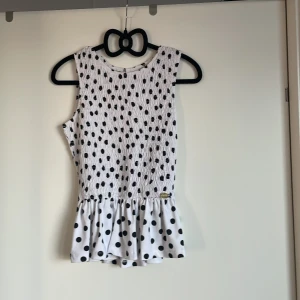 Helt ny topp🎈 - Helt nytt oanvänt linne🥳  Linnet har en liten volang nertill!  Figursytt   Stl XS (litet i storlek)  