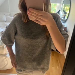 Grå stickad T-shirt  - Grå stickad T-shirt från lager 157. Jätte mysig och skön💗 bra skick