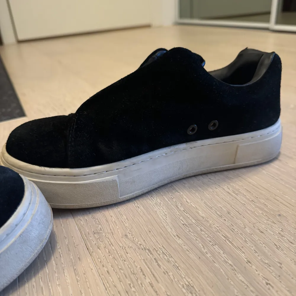 EYTYS Doja suede Black storlek 40, köpta i butiken för 2000kr och box följer med. Tecken på användning, men fortfarande fast i form och inget större slitage.  Pris 1000kr men kan prutas ner.. Skor.