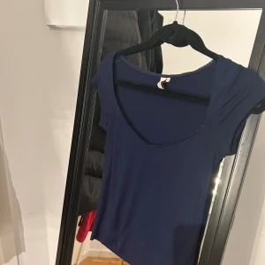 Marinblå topp - En super gullig marinblå topp från Nelly. Den är använd en gång och har inga defekter. Den har en liten spets remsa vid uringningen. Den är i storlek S.