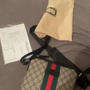 Gucci väska  - Den är i bra skick och nästan aldrig andvänd, och den har inga skador. Och den är äkta.