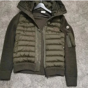 Moncler cardigan - Storlek 2 så är en medium. Använd 3 gånger sen jag köpte den så skicket är jättebra. Kan skicka fler bilder vid intresse. Kan mötas eller skicka :)