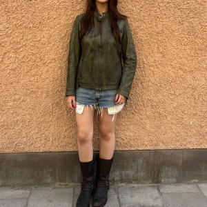 Grön skinnjacka  - Den perfekta höstajackan!! En grön äkta sinnjacka i storlek large😊