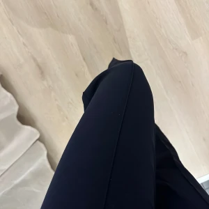 Kostymbyxor  - Högmidjade kostymbyxor med pressveck från Madlady säljes. Marinblå färg  Passar mig som är 162 cm Nypris: 599kr Bra skick