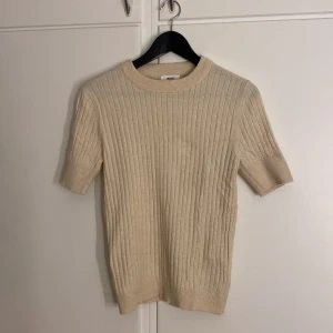 Tröja - En stickad tröja som är köpt på Zalando för ganska länge sen men använd få gånger.💕