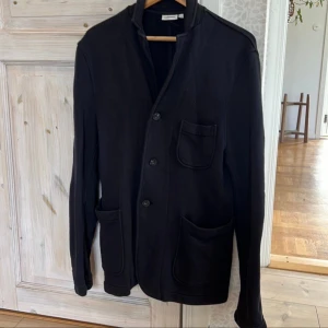 J.Lindeberg Overshirt - Säljer denna fräscha J.Lindeberg overshirt i storlek L. Den är i bra skick! Priset prutat och klart.