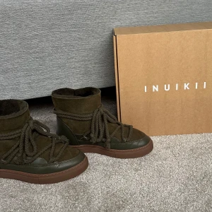 Gröna INUIKII - Mörkgröna INUIKII i storlek 38, jättefint skick och ser iprincip helt nya ut då jag knappt använt dom. Köpta på NK I Göteborg, kvitto och orginallåda finns. Nypris - 2599 kr. Hör av er för frågor!!! (Priset går att diskutera vid snabb affär)