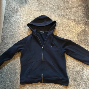 Ralph luaren hoodie - Tjena säljer min feta Ralph luaren hoodie den sitter perfekt på mig och jag är 164 lång. Skriva gärna till mig om ni har några frågor om hoodien. 🔥🍾