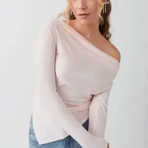 Säljer en superfin ljusrosa asymmetrisk topp från Gina Tricot. Den har en elegant offshoulder-design och är långärmad, perfekt för både vardag och fest. Materialet är mjukt och stretchigt, vilket gör den bekväm att bära hela dagen.