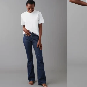 Mörkblå jeans - Jag säljer dessa jätte snygga jeansen från Gina tricot i modellen ”full length flare jeans”. Dom är mod waisted och storlek 34. Passar perfekt på mig som är 164