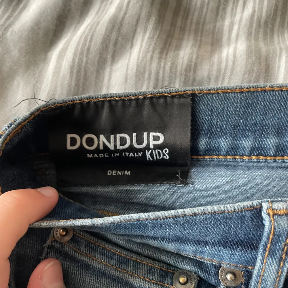 säljer dessa riktigt feta dondup jeans i modellen mithic. Ny pris ligger runt 1800 men mitt pris är bara 600kr. Hör av er vid frågor. Jeans & Byxor.