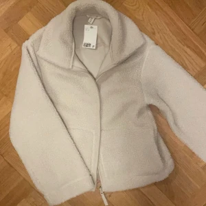 Beige Teddyjacka HM - Jättefin varm teddy jacka från HM med prislappen kvar🩷 storlek S