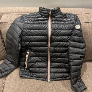 Moncler jacka  - En moncler jacka storlek S aldrig använd fick den i prisent ÄKTA passar till höst och vår. 