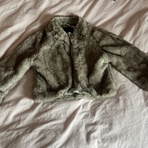 Päls jacka/kofta - Jätte söt fuskpäls jacka!💞 Strl S men skulle säga att den är mer som Xs Köp via plick!📦
