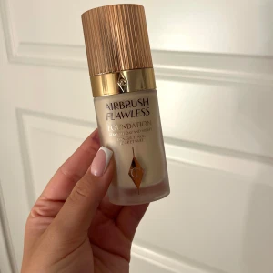 Charlotte Tilbury  - Airbrush flawless foundation i färgen 1 Neutral. Bara använd engång. Säljer  eftersom färgen matchar inte min hudfärg. 