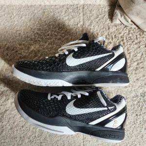 Kobe 6 Mambacita - [Ej autentiska] Säljer då de aldrig används, enbart testade inomhus 2 gånger. Har inte kvar kartongen, men de svarta skosnörena medföljer självklart! 
