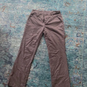 Lågmidjade kostymbyxor  - Lågmidjade svarta kostymbyxor från Vera Moda 💕 Så snygga med ett rutigt mönster  Storlek 36 Midjemått: Ca 36 cm Innebenslängd: 72 cm💗