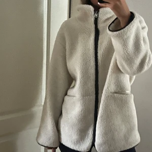 Teddy jacka  - Så söt Teddy jacka! Väldigt varm så perfekt till höst och vinter. Från veromoda storlek M. 500 kr