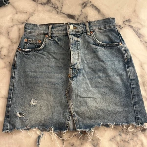 Kjol - En jätte fin kjol ifrån Gina tricot. Kjolen är knappt använd då den är lite för liten. 