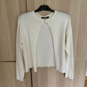 bikbok kofta - benvit bikbok kofta storlek S, använd 2 gånger o köpt för 400, måste tillägga att finns en liten rosa prick på baksidan nere till vänster som man ser på bilden, men inget som stör 💕💕