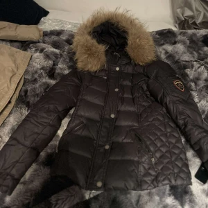 säljer rock and blue jacka, bra för vinter hur snygg som helst - bra inför vintern, hur snygg som helst, håller en varm😍