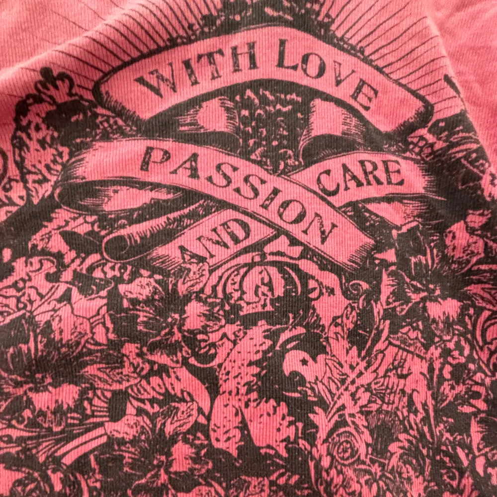 Säljer en cool rosa t-shirt från Edc by esprit  med ett stort svart tryck på framsidan som säger 'With Love, Passion and Care'. T-shirten har en v-ringad hals och korta ärmar. Perfekt för en avslappnad stil med lite edge! . Toppar.