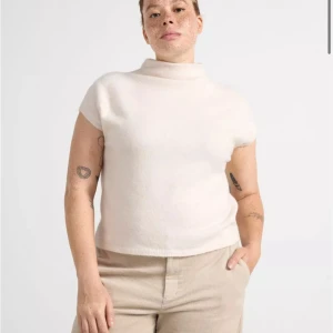 Stickad topp - Så så snygg stickad topp från lindex!! Den är i storlek L men passar mej som vanligt viss har xs-s!! Skriv för egna bilder, lite nopprig. Priset är inte fast😘