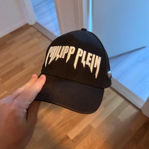 philipp plein keps - Köpt på NK i stockholm för 2700kr för 5 år sen har kvitto