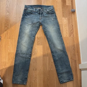 Jeans från Denim & Supply Ralph Lauren - Säljer ett par snygga jeans från Denim & Supply Ralph Lauren. Jeansen har en slim passform och är perfekta för en casual stil. Märkeslappen på baksidan ger dem en unik touch. Storlek 38/32