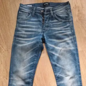 Jack and Jones Jeans i fint skick.  Storlek 29/32. 