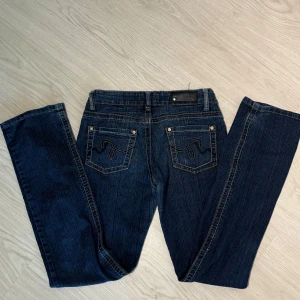 Mörkblå jeans från Inside Jeans - Säljer ett par snygga mörkblå jeans från Inside Jeans. De har en klassisk femficksdesign med snygga sömmar på bakfickorna. Jeansen är i bra skick och perfekta för vardagsbruk.
