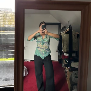 Cool blus - Blus med häftiga snitt. Aldrig använd av mig.