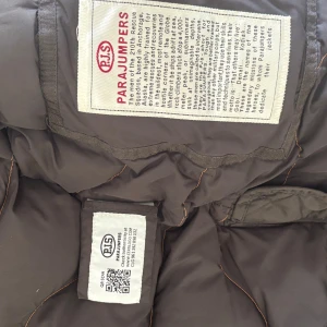 Parajumper  - Köpt på nk där jag även har kvitto som bevis. Använd med det menar jag att den inte är helt ny.