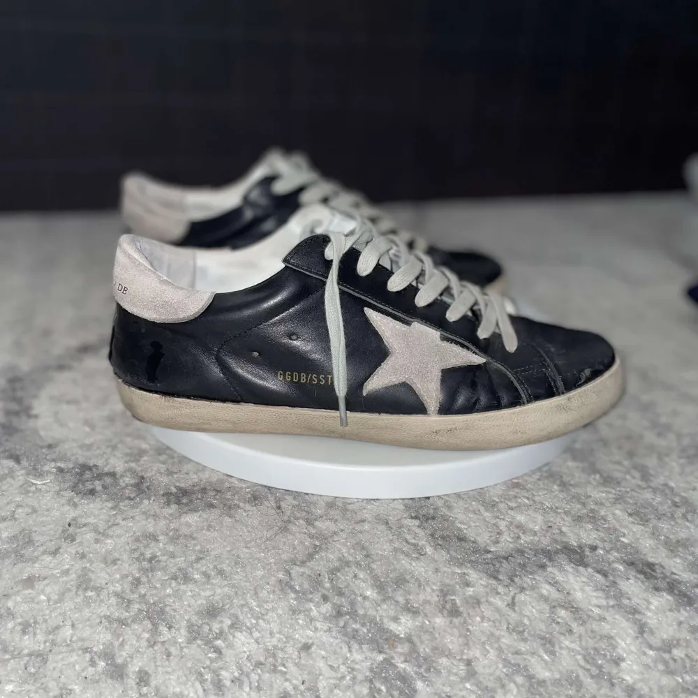 Säljer äkta golden goose i bra skick i stl 43 skriv om du är intresserad . Skor.