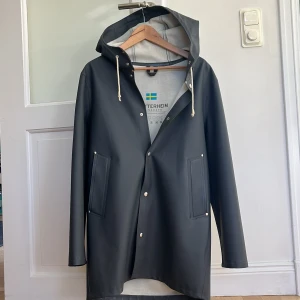 Stutterheim regnjacka  - Stutterheim jacka i fint skick. Passar jättebra till vår/höst. Grafitgrå färg, dm för fler frågor!