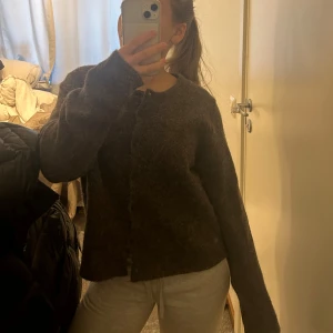 Brun kofta gina - Så fin kofta/ tröja från Gina💕 Inte alls använd mycket! Storlek xl men de är väldigt små i storlekarna! Den passar mig som har S💝