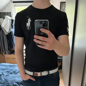 | Riktigt snygg ralph lauren t-shirt med stor vit häst|  | Modellen är 187 cm, 83 kg | | Nyskick, knappt använd. Ser ny ut! |  |  Nypris ligger på ca 1000-1500kr | | Vid intresse är det bara att höra av sig 🤝🙌🏻| 