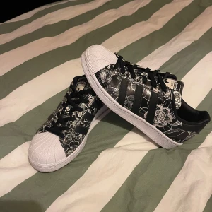 Adidas Originals Superstas - Använda 1 gång, väldigt fint skick. Vid frågor hör av er!
